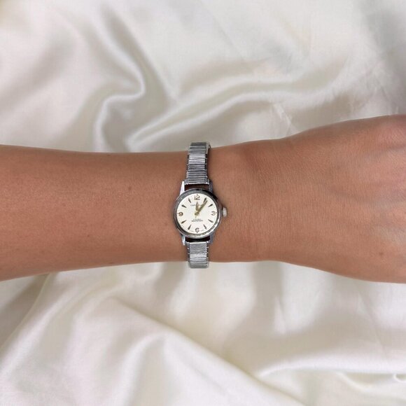 Vintage 1960s Caravelle Mechanical Women’s Watch – Classic Old Money Style - Picture 2 of 6